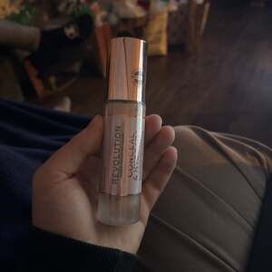 New conceal and Hydrate foundation F4
